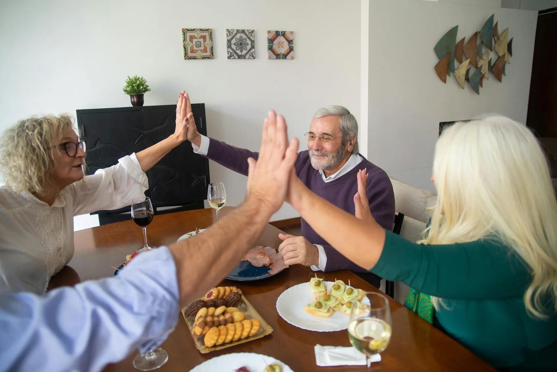 Senior homme dans son espace de vie aménagé et confortable