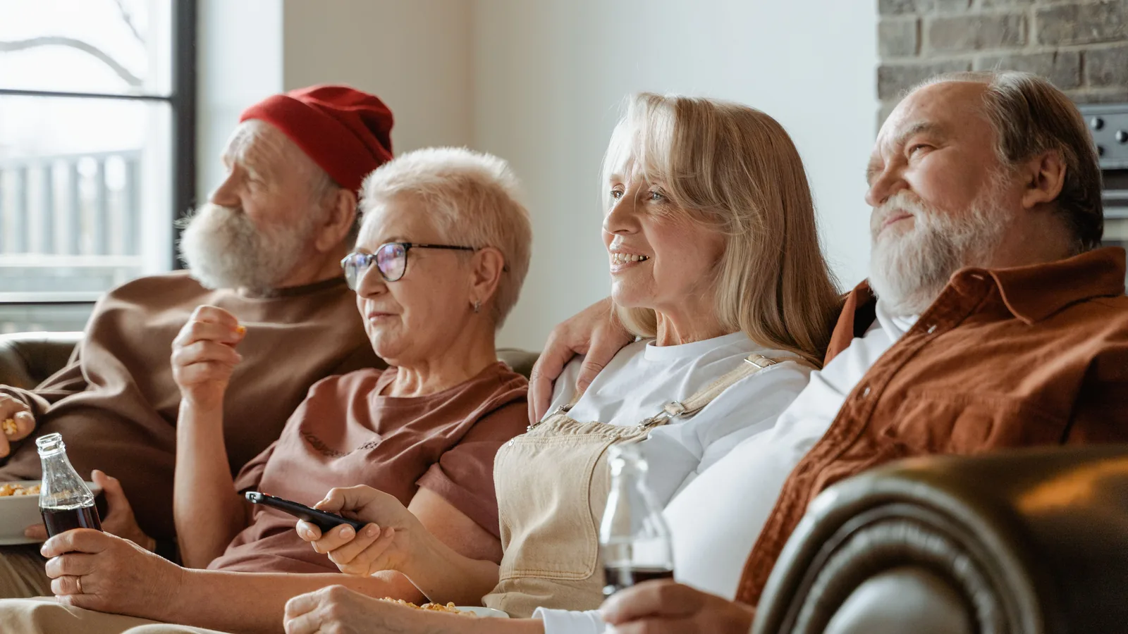 Groupe de seniors partageant un moment dans le salon commun de leur habitat